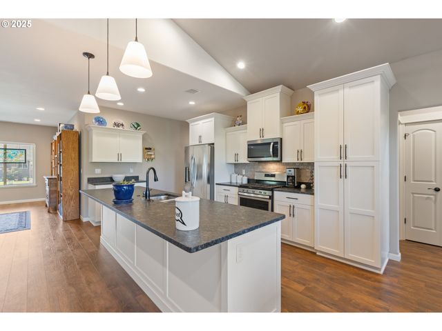 263 WIL Way, Winston, OR 97496