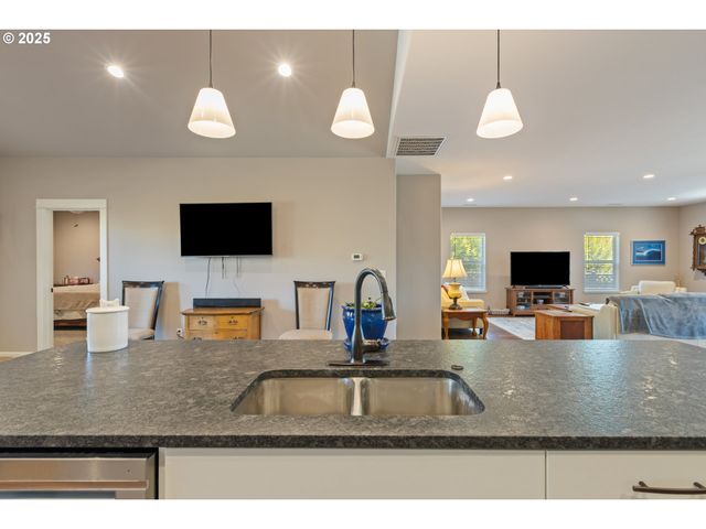 263 WIL Way, Winston, OR 97496