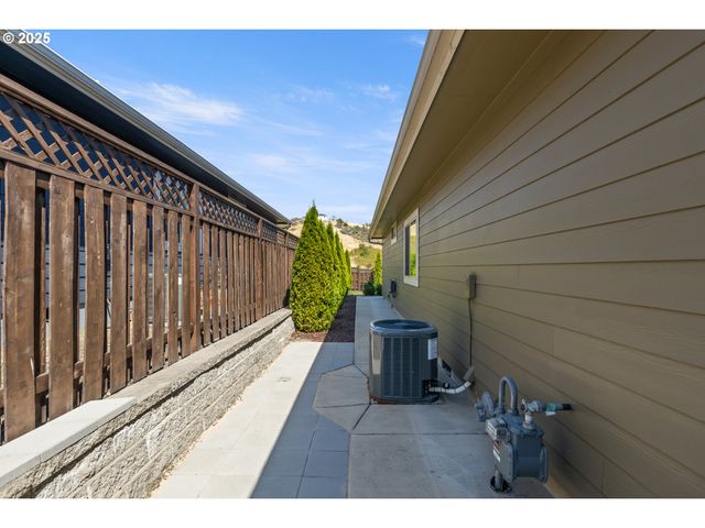 263 WIL Way, Winston, OR 97496