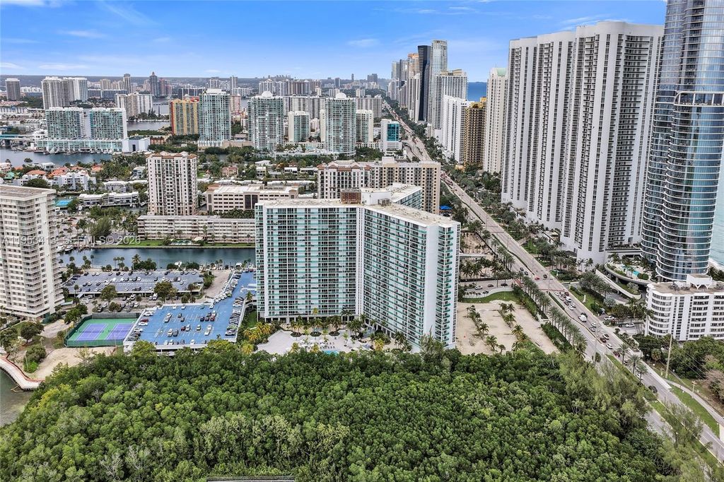 Image 3 of property listing at 100 Bayview Dr 1401, Sunny Isles Beach, FL 33160