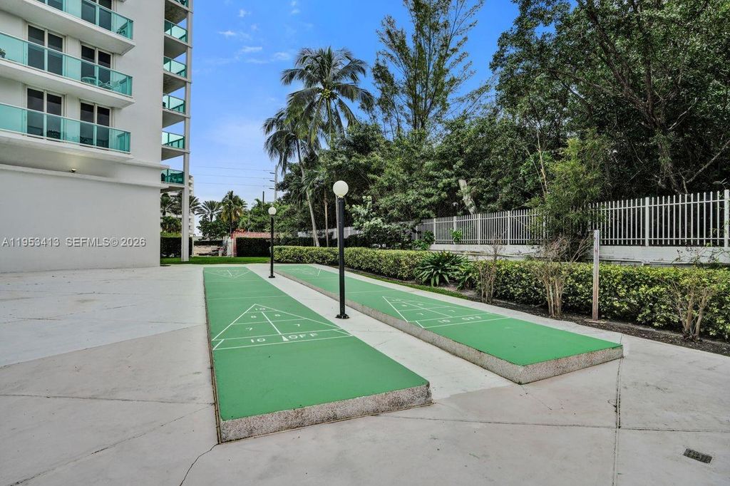 Image 31 of property listing at 100 Bayview Dr 1401, Sunny Isles Beach, FL 33160