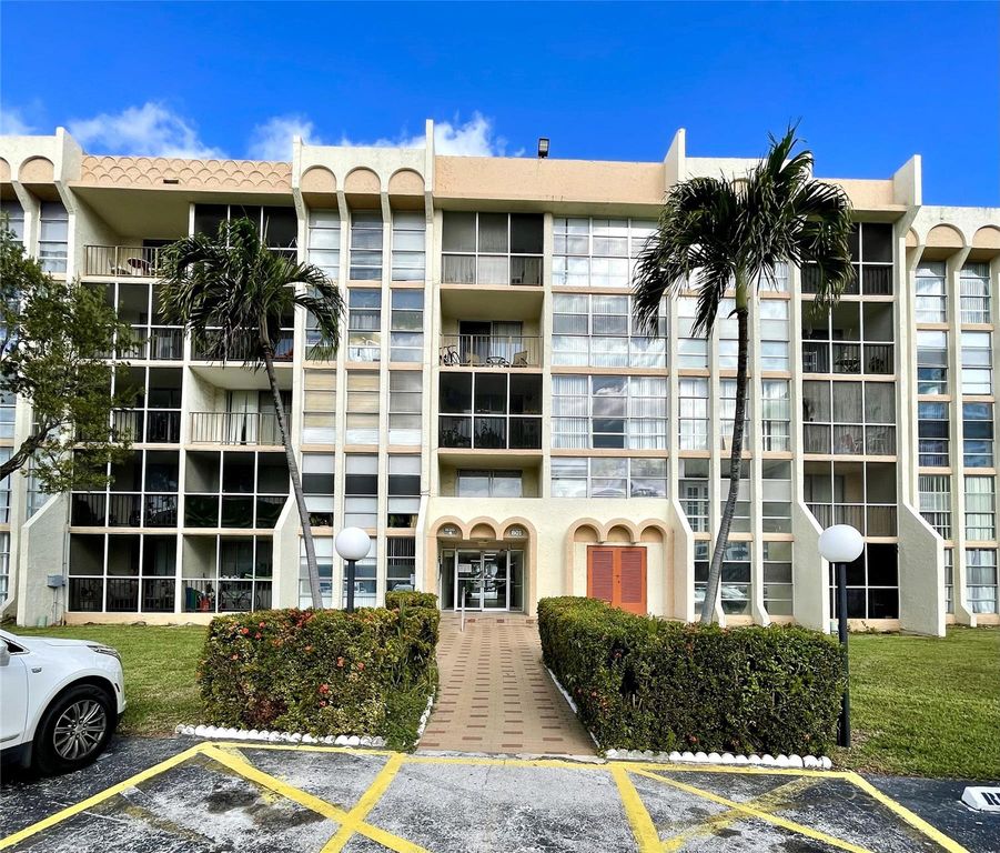 801 Three Islands Blvd 214, Hallandale Beach, FL 33009