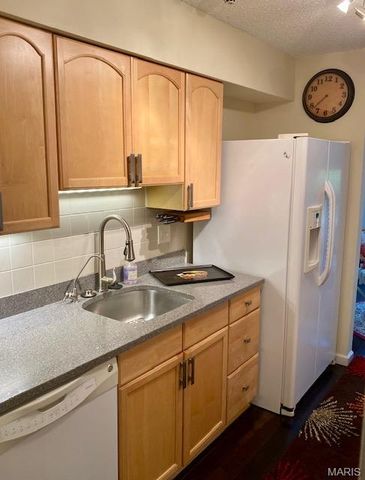 572 Coeur De Royale Drive 301, Creve Coeur, MO 63141