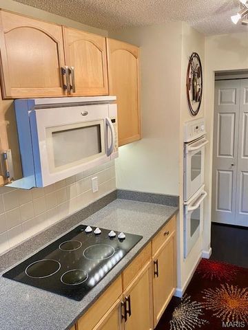 572 Coeur De Royale Drive 301, Creve Coeur, MO 63141