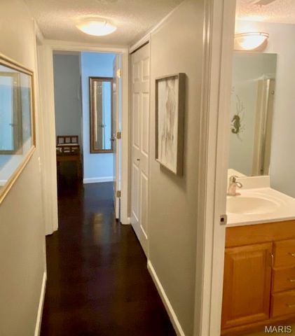 572 Coeur De Royale Drive 301, Creve Coeur, MO 63141