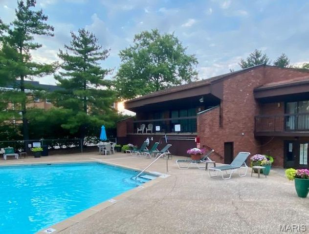 572 Coeur De Royale Drive 301, Creve Coeur, MO 63141