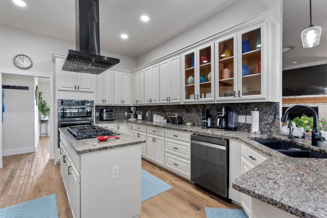 8000 County Road 110 RD, Round Rock, TX 78665