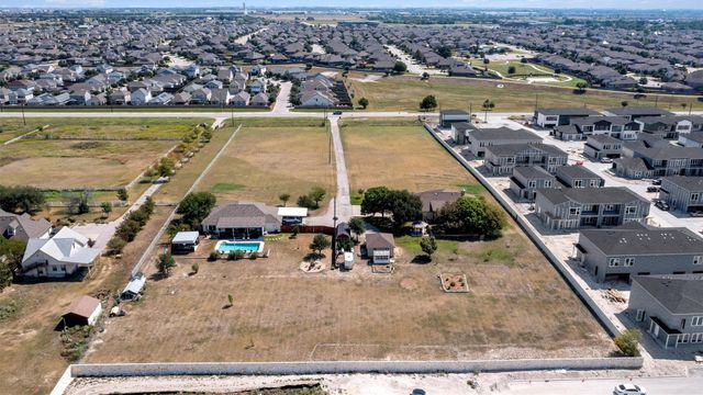 8000 County Road 110 RD, Round Rock, TX 78665