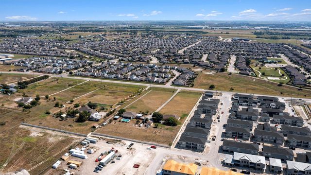 8000 County Road 110 RD, Round Rock, TX 78665