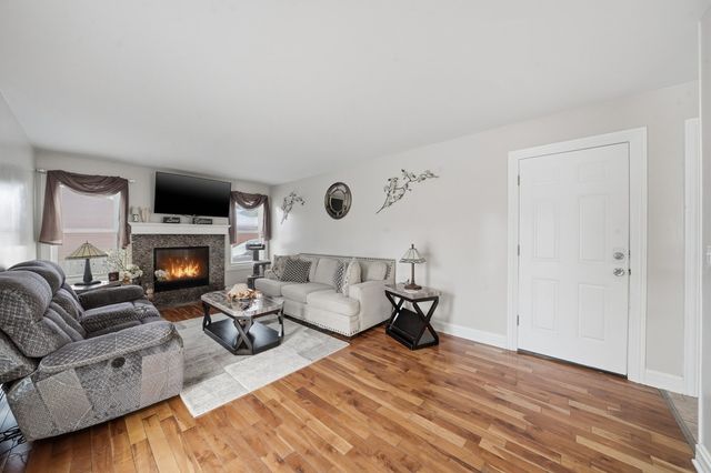 1625 Powder Horn Drive, Algonquin, IL 60102