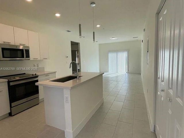 8167 NW 41st St E-409, Doral, FL 33166