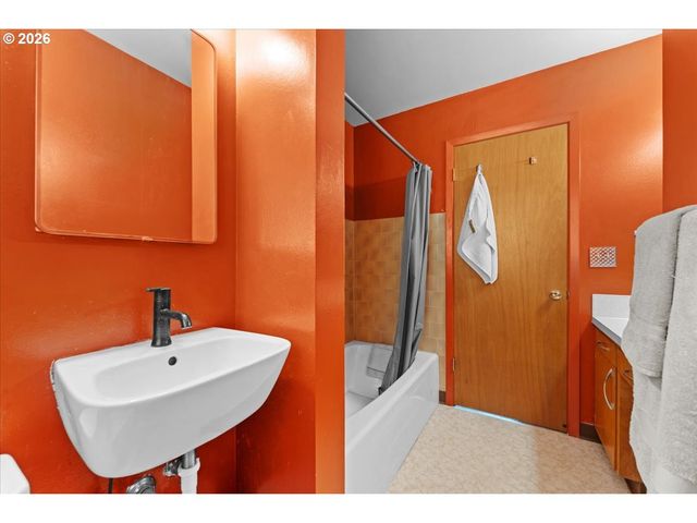10910 Se PARDEE St, Portland, OR 97266