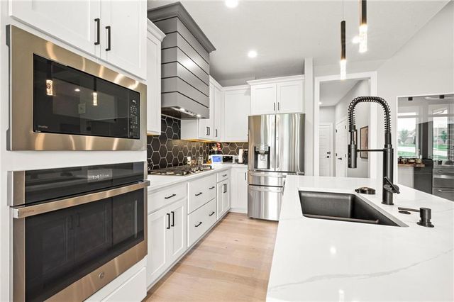 4101 W 158th Street, Overland Park, KS 66224