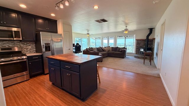 7436 Eagle View Dr, Mountain Ranch, CA 95246