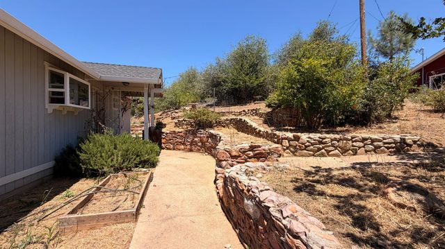 7436 Eagle View Dr, Mountain Ranch, CA 95246