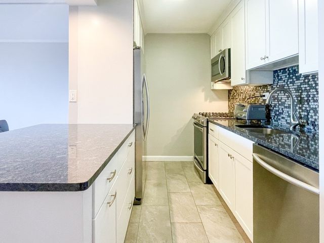 9 Hawthorne Place 11J, Boston, MA 02114