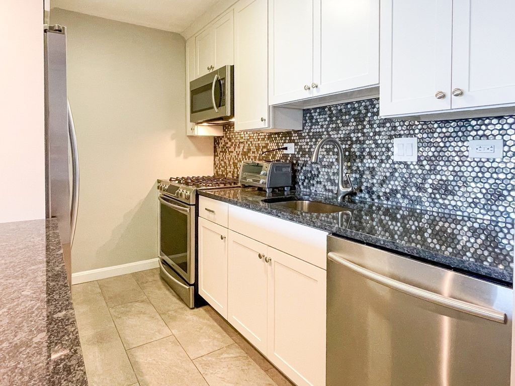 9 Hawthorne Place 11J, Boston, MA 02114