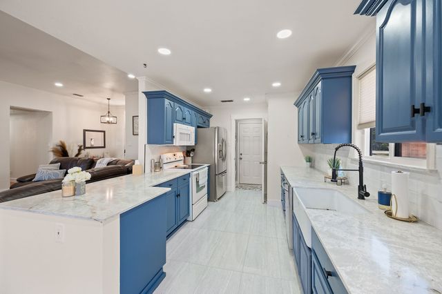 305 Maverick Trail, Oak Point, TX 75068