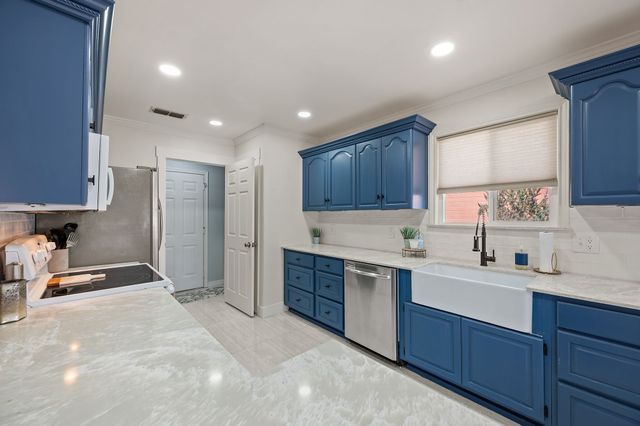 305 Maverick Trail, Oak Point, TX 75068