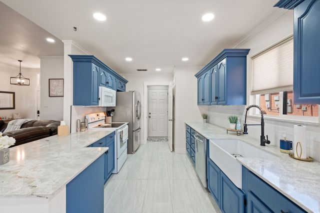 305 Maverick Trail, Oak Point, TX 75068