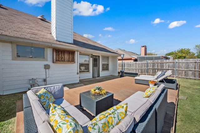 305 Maverick Trail, Oak Point, TX 75068