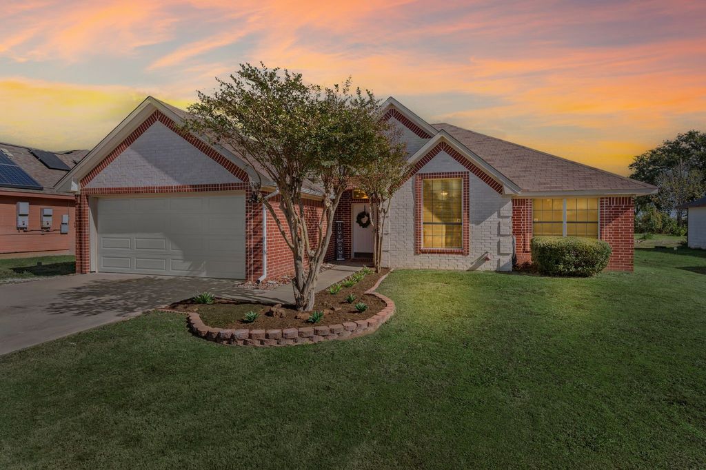 305 Maverick Trail, Oak Point, TX 75068