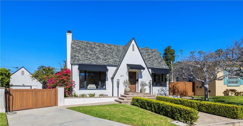 Image 2 of property listing at 1217 Moncado, Glendale, CA 91207