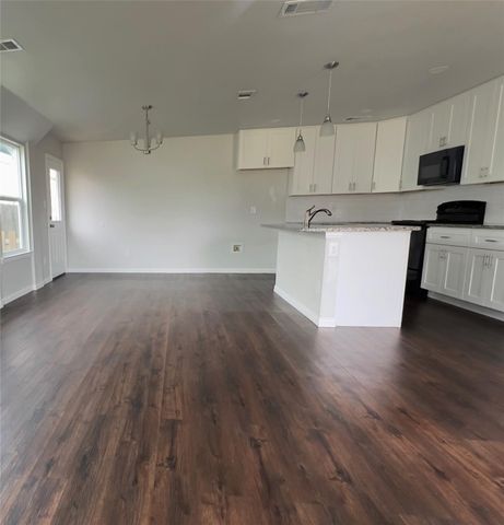 602 Sabine Avenue, Cleburne, TX 76031