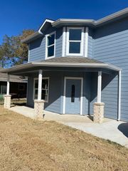 602 Sabine Avenue, Cleburne, TX 76031