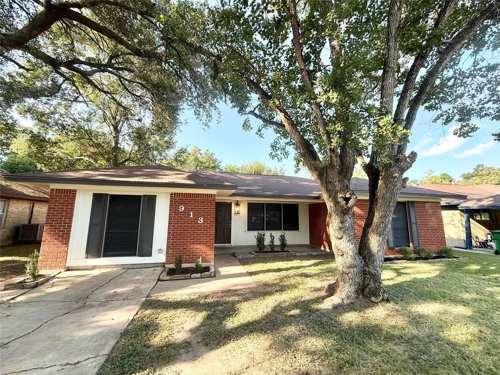 913 Wimberly Street, Angleton, TX 77515