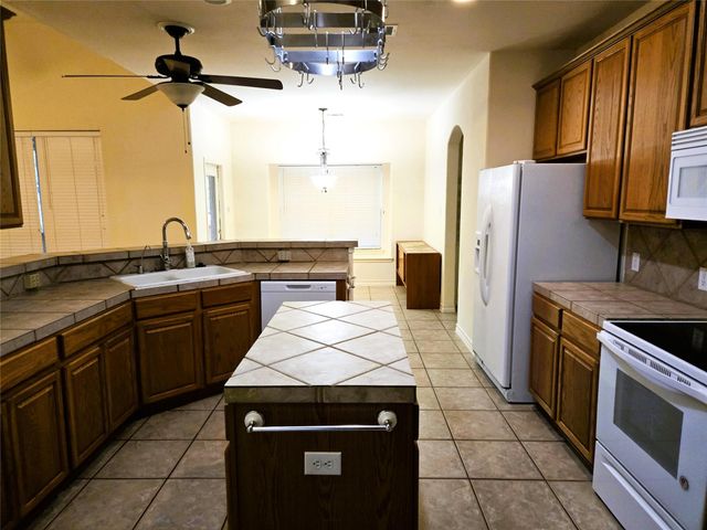 423 E Vista RDG, San Antonio, TX 78260