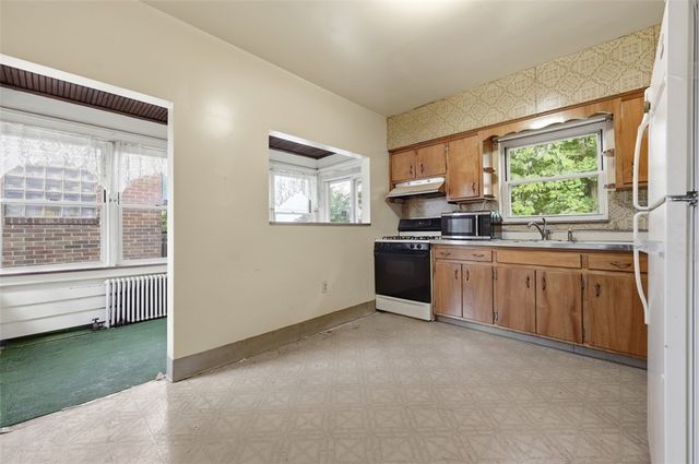 2406 Pioneer Avenue, Brookline, PA 15226
