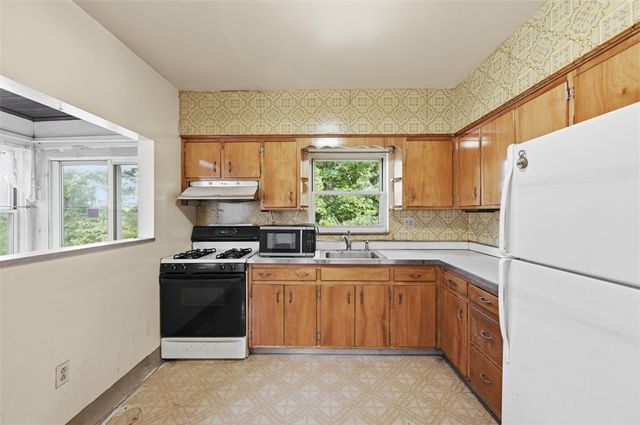 2406 Pioneer Avenue, Brookline, PA 15226