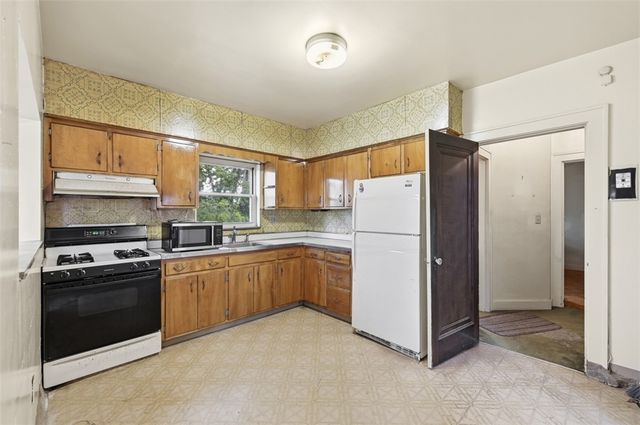 2406 Pioneer Avenue, Brookline, PA 15226
