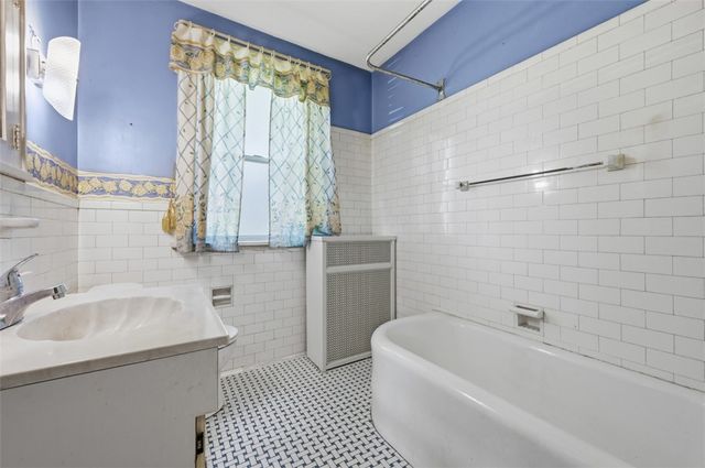 2406 Pioneer Avenue, Brookline, PA 15226