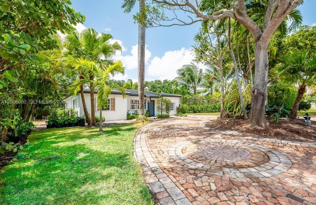 11222 NE 9th Ave, Biscayne Park, FL 33161