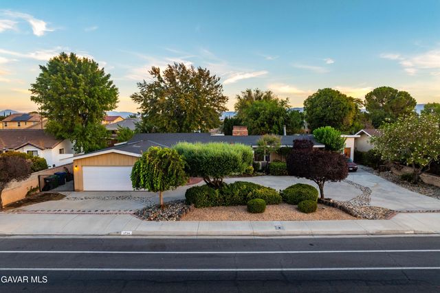 1734 W Lancaster Boulevard, Lancaster, CA 93534