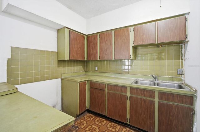 10047 N 53RD STREET, Temple Terrace, FL 33617