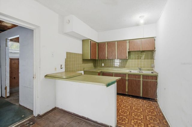 10047 N 53RD STREET, Temple Terrace, FL 33617