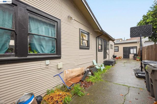 2724 2724 E 22nd St, Oakland, CA 94601