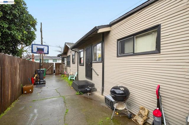 2724 2724 E 22nd St, Oakland, CA 94601