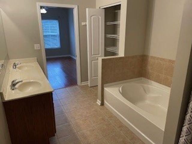 10 N Lake Street 310, Grayslake, IL 60030