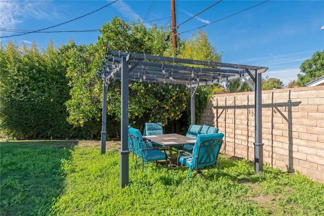 22711 Collins Street, Woodland Hills, CA 91367