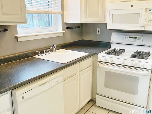 94 Wakefield Circle 94, East Hartford, CT 06118