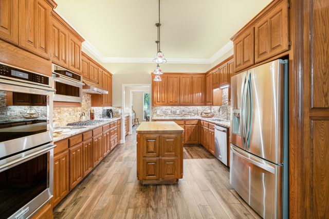 10008 Flight Plan Drive, Granbury, TX 76049