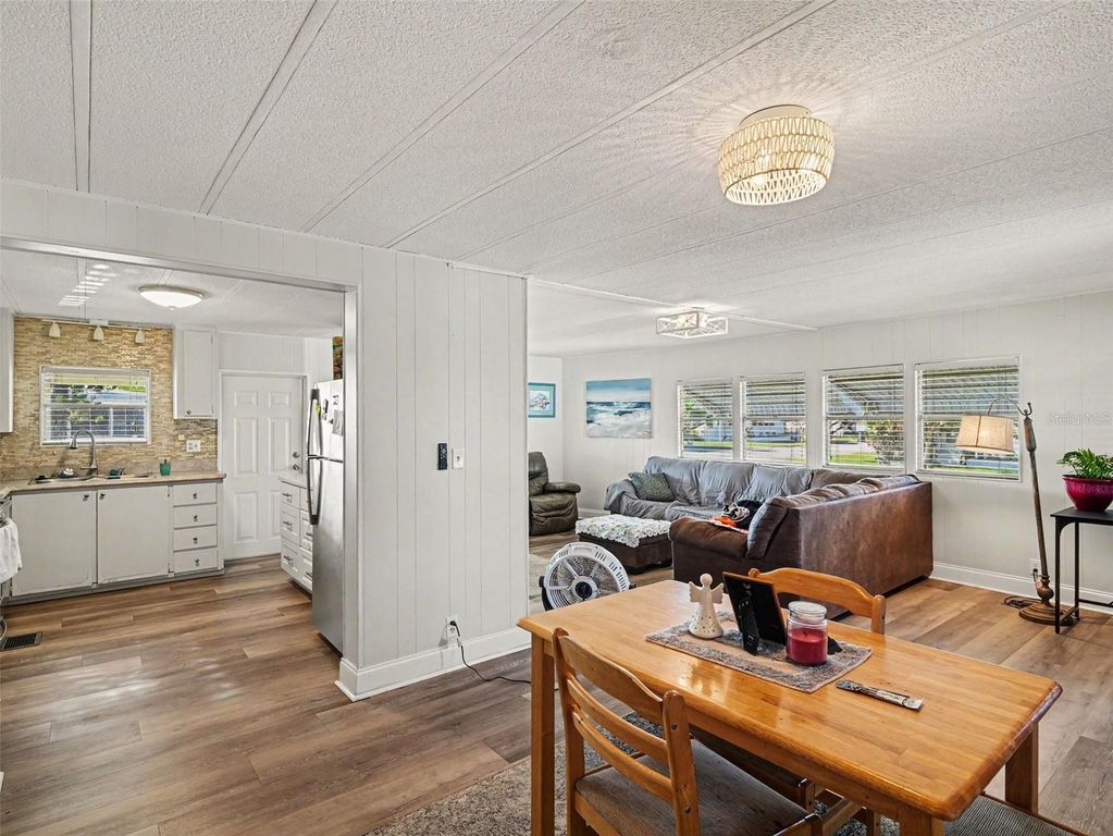 Image 13 of property listing at 309 50TH AVENUE TERRACE E, Bradenton, FL 34203