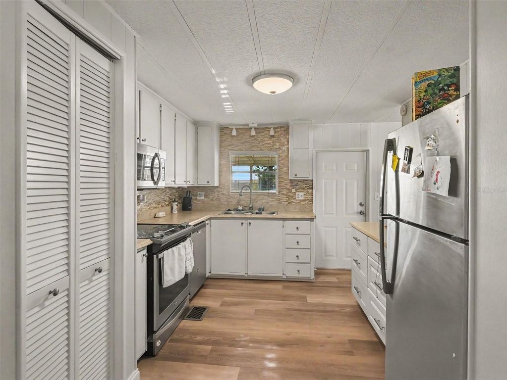 Image 16 of property listing at 309 50TH AVENUE TERRACE E, Bradenton, FL 34203