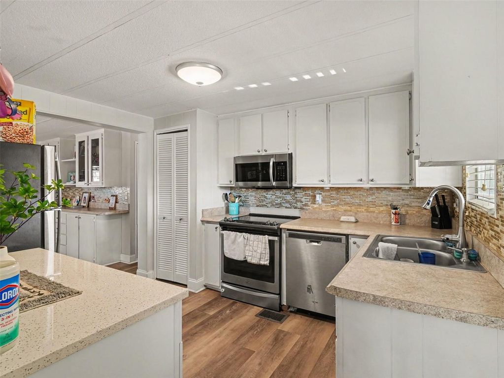 Image 18 of property listing at 309 50TH AVENUE TERRACE E, Bradenton, FL 34203
