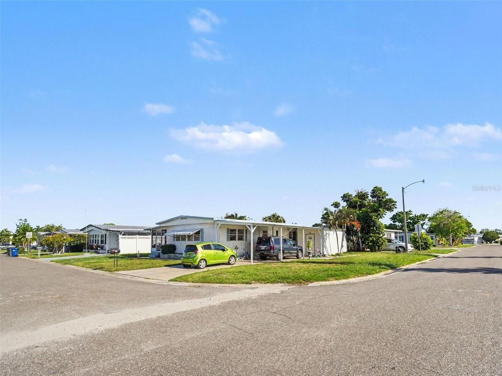 Image 4 of property listing at 309 50TH AVENUE TERRACE E, Bradenton, FL 34203