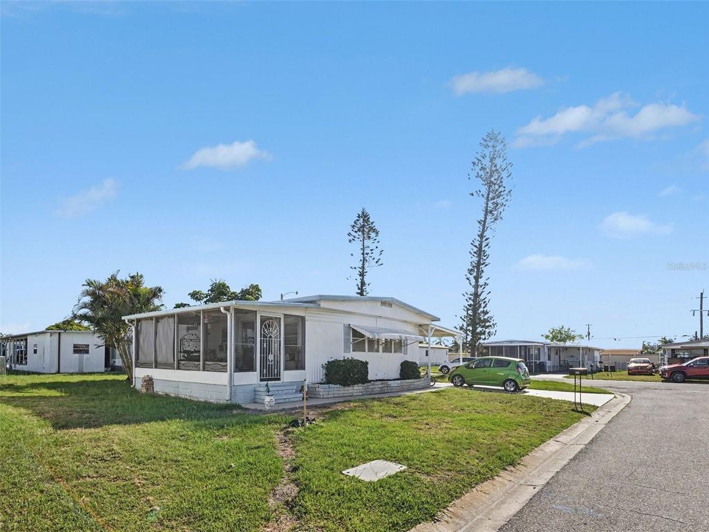 Image 5 of property listing at 309 50TH AVENUE TERRACE E, Bradenton, FL 34203